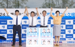 　立憲民主党代表選の立会演説会で手を取り合う（左から）泉代表、枝野前代表、野田元首相、吉田晴美衆院議員＝１５日午後、宇都宮市