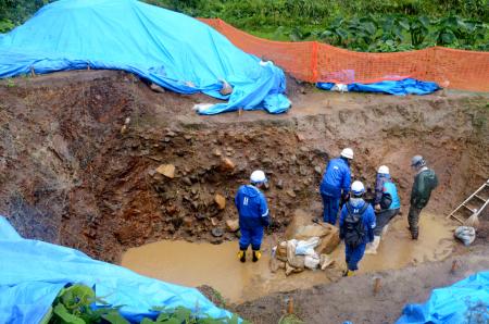 　能登半島地震の影響で上下方向に最大２メートルずれ動いた、石川県珠洲市の若山川沿いにある断層＝１５日午前