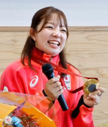 　熊本県菊陽町を訪れ、笑顔で金メダルを披露する田中愛美選手＝１５日午前、菊陽町役場