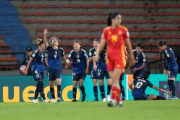 　サッカーのＵ―２０女子Ｗ杯準々決勝、スペイン戦でゴールを決め喜ぶ米田（左から２人目）＝１５日、メデジン（ＡＰ＝共同）