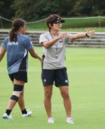 　練習で指導するラグビー７人制女子日本代表の兼松由香ヘッドコーチ＝１６日、埼玉県熊谷市