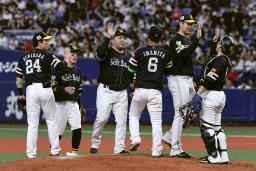 　オリックスに勝利しタッチするソフトバンクナイン＝京セラドーム