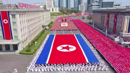 　パレードに登場した巨大な北朝鮮国旗＝２０２２年