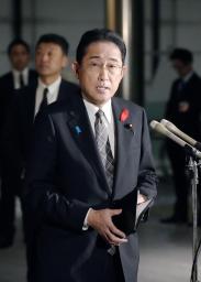 　旧統一教会の解散命令請求について、記者団の取材に応じる岸田首相＝２０２３年１０月、首相官邸