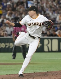 　８回無失点で１２勝目を挙げた巨人・戸郷＝東京ドーム