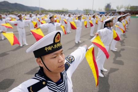 　中国人民解放軍の教育機関で訓練を受ける若者たち＝４月、中国山東省青島市（共同）