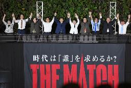 　名古屋市で行われた自民党総裁選の演説会で、手を取り合う９候補者ら。左から高市経済安保相、小林前経済安保相、林官房長官、小泉元環境相、（１人おいて）上川外相、加藤元官房長官、河野デジタル相、石破元幹事長、茂木幹事長＝１４日