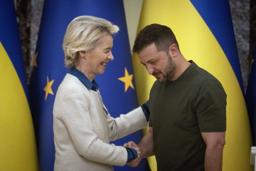 　ＥＵのフォンデアライエン欧州委員長（左）とウクライナのゼレンスキー大統領＝２０日、キーウ（ＡＰ＝共同）