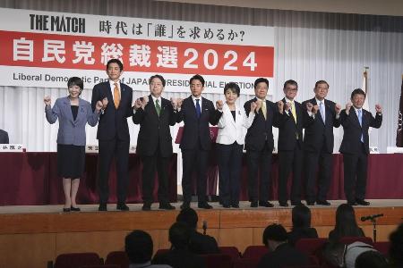 　自民党総裁選の共同記者会見を前に、記念写真に納まる（左から）高市経済安保相、小林前経済安保相、林官房長官、小泉元環境相、上川外相、加藤元官房長官、河野デジタル相、石破元幹事長、茂木幹事長＝１３日午後、東京・永田町の党本部