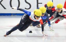 　女子１５００メートル決勝　滑走する中島未莉＝帝産アイススケートトレーニングセンター