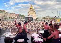 　２１日、ロシア極東ウラジオストクの中央広場で和太鼓を演奏する野武士のメンバー（共同）