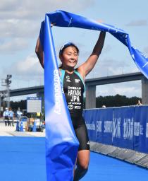 　ゴールし喜ぶ、女子で優勝した林愛望＝東京海の森水上競技場周辺