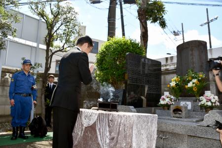 　警視庁の警察犬の慰霊祭で手を合わせる岡部誠幸鑑識課長＝２３日午前、東京都板橋区