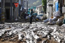 　豪雨で冠水し泥に覆われた石川県輪島市の中心部＝２３日午後３時２９分