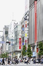 　百貨店が並ぶ東京・銀座＝２０２１年