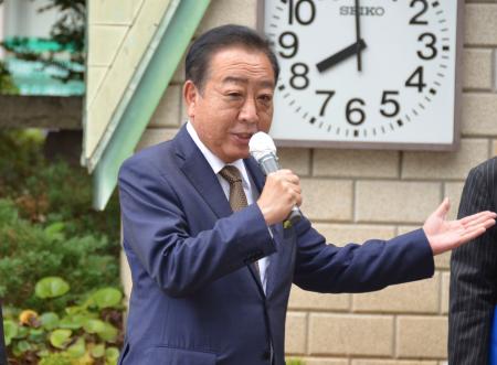 　街頭演説する立憲民主党の野田代表＝２５日午前、東京都板橋区