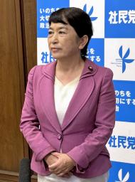 　記者団の取材に応じる社民党の福島党首＝２６日午前、国会