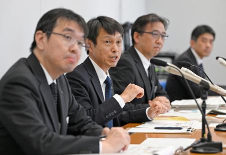 　記者会見するＪＲ東日本の池田裕彦新幹線統括本部長（左から２人目）ら＝２６日午後、東京都渋谷区