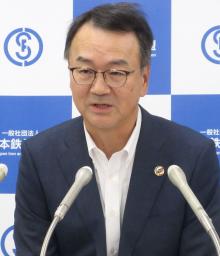 　会長を務める日本鉄鋼連盟の記者会見で、質問に答える日本製鉄の今井正社長＝２６日午後、東京都中央区