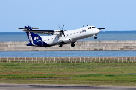 　中部国際空港へ向け離陸する「トキエア」の新潟―中部便＝２７日午前、新潟空港