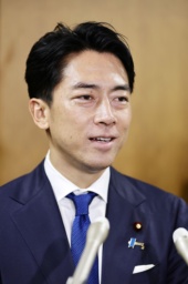 　自民党総裁選を終え、取材に応じる小泉進次郎氏＝２７日午後３時４７分、東京・永田町の党本部