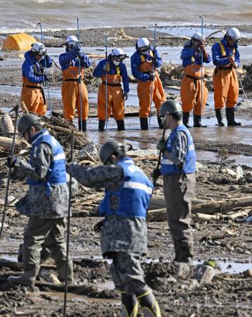 　不明者の捜索が続く石川県輪島市の塚田川の河口付近＝２７日午前