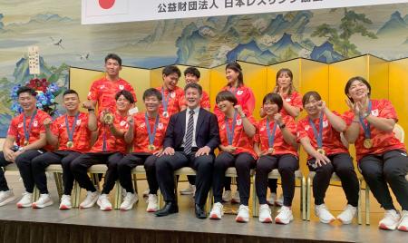 　報告会で記念撮影する藤波朱理（前列右から４人目）らレスリング日本代表の選手ら＝２７日午後、東京都港区