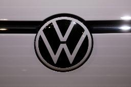 　フォルクスワーゲン（ＶＷ）のロゴ＝２０２２年４月、米ニューヨーク（ロイター＝共同）