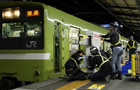 　ＪＲ西日本が公開した新型可動式ホーム柵の設置工事＝２８日未明、大阪市の弁天町駅