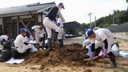 　石川県輪島市門前町地区でボランティア活動をする門前高校の野球部員＝２８日午前