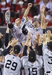 　プロ野球セ・リーグで４年ぶりの優勝を決め、胴上げされる巨人の阿部慎之助監督＝２８日、マツダスタジアム