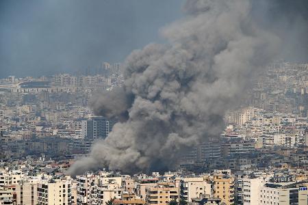 　イスラエル軍の空爆を受け、レバノンの首都ベイルート南部から立ち上る煙＝２８日（ゲッティ＝共同）