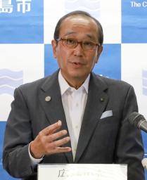 　広島市役所で記者会見する松井一実市長＝３０日午後