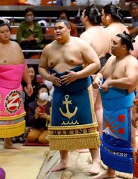 　土俵入りする大関大の里（右手前から２人目）＝両国国技館