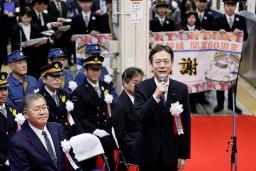 　ＪＲ東京駅で開かれた東海道新幹線開業６０周年の出発式であいさつするＪＲ東海の丹羽俊介社長＝１日午前５時４３分