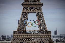 　五輪マークが設置されたエッフェル塔＝７月、パリ（ＡＰ＝共同）