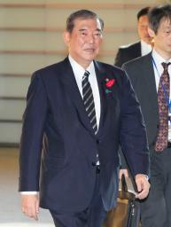 　首相官邸に入る石破首相＝２日午前