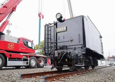 　ＪＲ人吉駅に到着した蒸気機関車の「炭水車」＝２日午前、熊本県人吉市