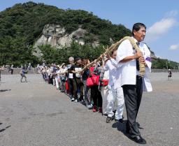 　三重県熊野市の花窟神社で営まれた「お綱かけ神事」＝２日午前