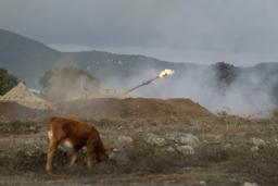 　イスラエル北部からレバノンに向かって砲撃するイスラエル軍＝２日（ＡＰ＝共同）