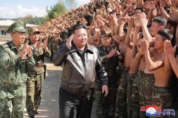 　北朝鮮軍の特殊作戦部隊の訓練基地を視察する金正恩朝鮮労働党総書記（中央）＝２日（朝鮮中央通信＝共同）