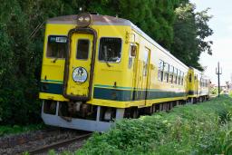 　脱線したいすみ鉄道の普通列車＝４日午後０時３５分、千葉県いすみ市