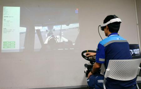 　ＶＲ技術を使ったシミュレーターで訓練する担当者＝４日午前、羽田空港