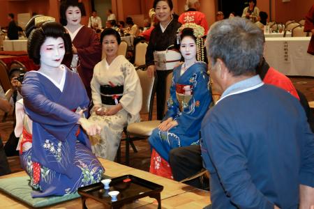 　高知市で開かれた「はし拳」の全日本選手権大会＝４日午後