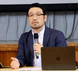 　前橋市の群馬朝鮮初中級学校で講演する白充弁護士＝５日午前