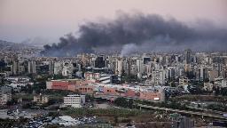 　レバノンの首都ベイルートで、イスラエル軍の空爆を受け立ち上る煙＝３日（ロイター＝共同）