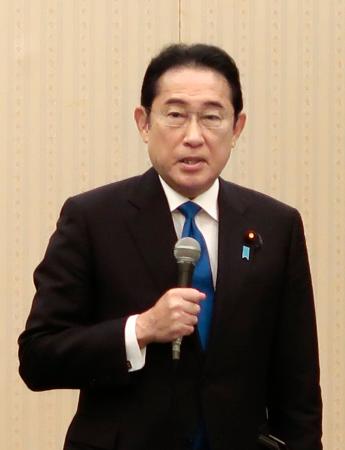 　支持者らを集めた会合であいさつする岸田前首相＝６日午前、広島市