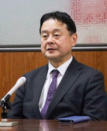 　記者会見で衆院愛知１０区からの出馬を表明する若山慎司氏＝６日午後、名古屋市