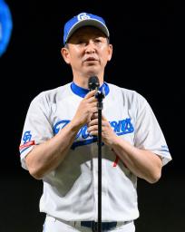 　最終戦後のセレモニーで、あいさつする中日の立浪監督＝バンテリンドーム