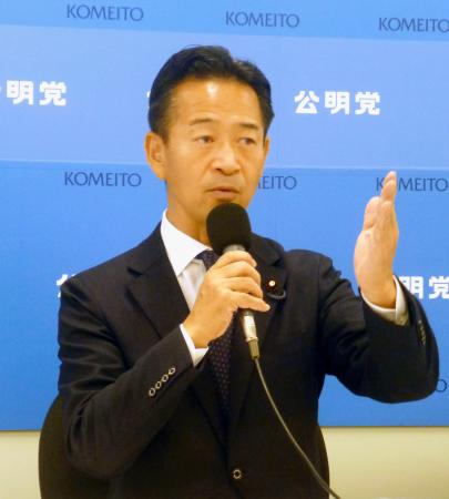 　衆院選公約の重点政策について記者会見する公明党の岡本政調会長＝７日午前、国会